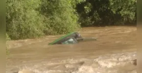  Trator caiu em área submersa na região rural conhecida como Fartura, no município de Canoinhas (SC). 