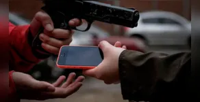 Após o crime, fugiram e ainda não foram localizados pela PM. 