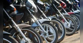  As motos estavam com descarga livre, produzindo barulho extremamente alto 