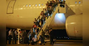  Avião da FAB pousou em Brasília às 3h47 com 48 pessoas a bordo 