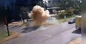  Bueiro explodiu na manhã deste sábado (2) 