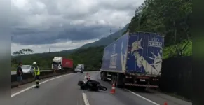  Caminhão e moto se chocaram na altura do km 679 na BR-376 