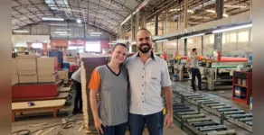  Casal Thiago e Carla trabalha juntou há 7 anos em empresa de móveis em Arapongas 