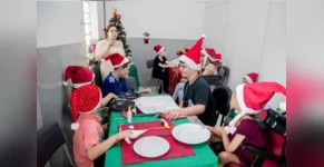  Crianças da fonoaudiologia confeccionam biscoitos natalinos. 