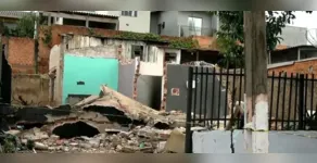  De acordo com o Corpo de Bombeiros, o homem, de 42 anos, estava trabalhando em um dos cômodos quando o acidente aconteceu 
