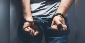  Homem que se negou a dizer o nome foi algemado e levado para o cartório da cidade 