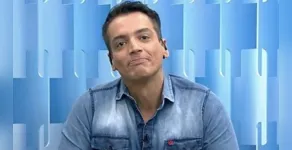 Leo Dias é visto dando beijo em rapaz durante festa