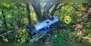  Montana capotou e caiu em barranco na PR-170 