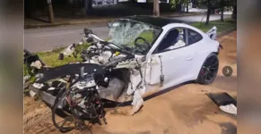  O automóvel ficou completamente destruído 
