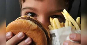  O excesso de peso inclui tanto os casos de sobrepeso como os de obesidade 