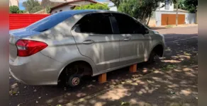  O que chama a atenção é que para realizar a ação, os criminosos apoiaram o carro em blocos. 