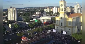  Praça da Catedral tem grande público minutos antes da celebração 