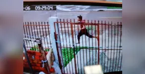  Suspeito de cometer o crime foi flagrado por uma câmera de segurança. 
