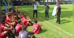  Toninho dando instruções aos atletas do sub-16 