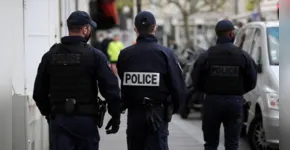  Um dos policiais que respondeu à cena usou um taser para neutralizar o agressor. 
