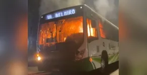  Vários veículos foram incendiados pela torcida 