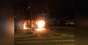  Vários veículos foram incendiados pela torcida 