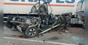  Veiculo ficou completamente destruído em engavetamento 