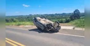 Carro ficou de ponta cabeça na pista após o acidente 