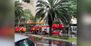  Equipes dos bombeiros na Avenida Herval, em Maringá 