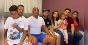  Marcelinho carioca ao lado dos familiares 