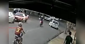  O motorista do carro fugiu após a colisão 