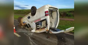  Ambulância foi parar no sentido contrário da pista após capotamento 