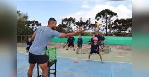  Aulas de tênis grátis garante inclusão de crianças e adolescentes 