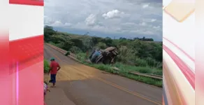  Caminhão capotou perto da ponte do Rio Bom 