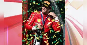  Carlos Sainz aproveita abandono de Verstappen e vence GP da Austrália 