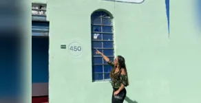  Diretora  Rosana Manfrim Lopes mostra estragos em janela 