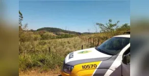  O carro estava abandonado na zona rural 