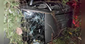  O motorista de 59 anos e o passageiro de 20 anos ficaram feridos 