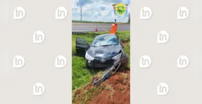  O veículo Toyota Yaris ficou destruído por causa da batida 