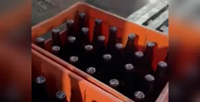 Ao todo, 570 caixas de 24 garrafas foram apreendidas 