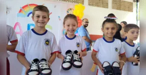  Apucarana entrega tênis para estudantes da rede municipal de ensino 