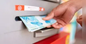 Bandido rende mulher em caixa eletrônico e rouba R$ 5 mil