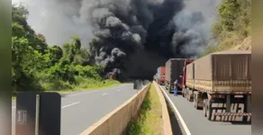  Caminhão de combustível pega fogo na BR-376 e fumaça bloqueia pista 