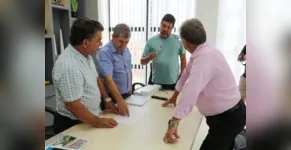 Deputado Bazana esteve com o presidente da entidade, Luiz Antonio Sartori e com o prefeito Sérgio Onofre para tratar da documentação do terreno 