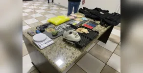  Drogas, arma, munições, entre outros objetos foram apreendidos 