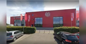  Estádio multidesportivo situado em Mainz, Alemanha 