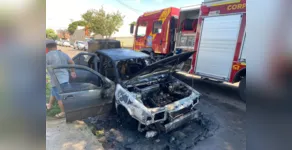  Fiat Tempra pega fogo e fica completamente destruído em Apucarana 