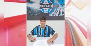  Lucas Mickaell, 16 anos, assinou contrato com o Grêmio 