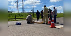  Mulher sofre vários ferimentos após carro bater na traseira de moto 