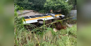  Ônibus escolar tombou no Jardim Milani, em Apucarana 