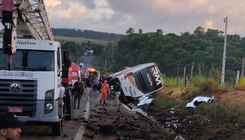  Sobe para nove total de mortos em acidente com ônibus na Bahia 