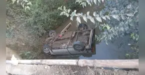  Veículo capotou sobre riacho no Paraná 