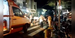 Vídeo: motociclista bate violentamente em van na Rua Dr. Oswaldo Cruz