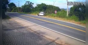  Vídeo: casal salta de Fiat Uno em movimento e joga carro em ribanceira 