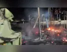 Incêndio destrói brinquedo infantil no lago Saracura, em Faxinal